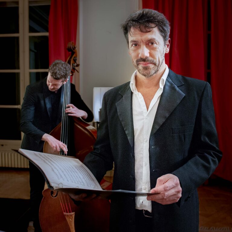 4-Alejandro Sandler, directeur de l_Orchestre de Lutetia. Photo Noël Smart